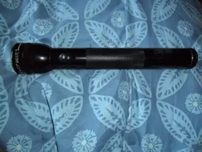 I have for sale 1 black 3D Cell Maglite. It is in really good condition. Bulb can be focussed to adj...