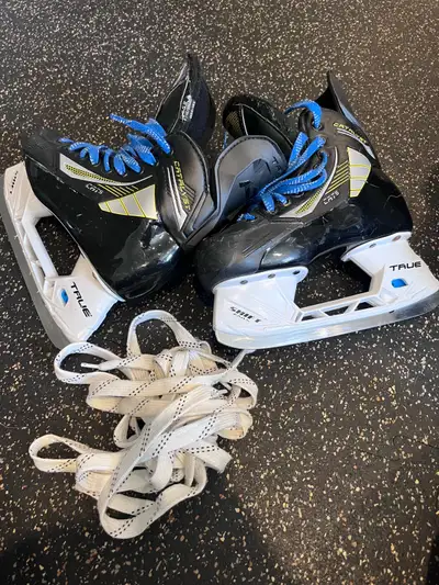 Size 2.5. Used for 1 season and grew out of them. In great shape!
