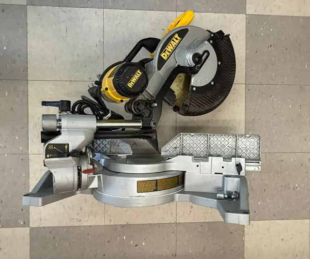 DeWalt DW718 12” Dual Bevel Sliding Compound Miter Saw $399 in Power Tools in Mississauga / Peel Region - Image 8