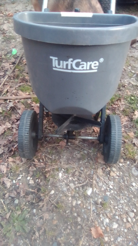 grass seeder or fertilizer in Outdoor Tools & Storage in Stratford - Image 2