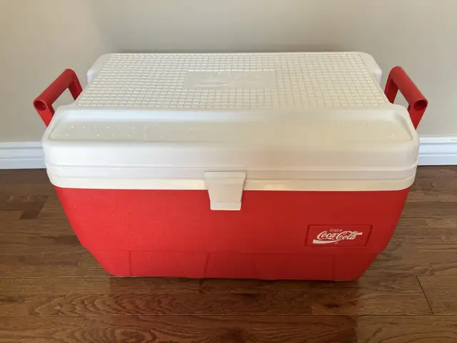 Vintage Red and White Igloo Coca Cola 25 Quart Cooler in Fishing, Camping & Outdoors in City of Montréal - Image 2