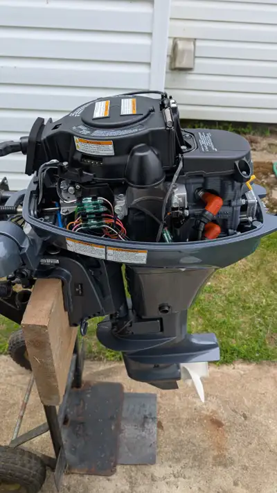 Moteur hors-bord YAMAHA 9.9HP, 4 temps, 2 cylindres avec pied court. Moteur super fiable . Il est en...