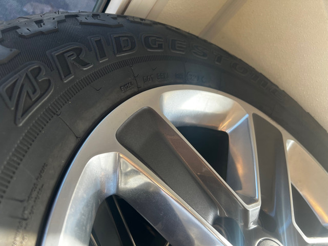 Jeep rim and tire in Auto Body Parts in Mississauga / Peel Region - Image 2