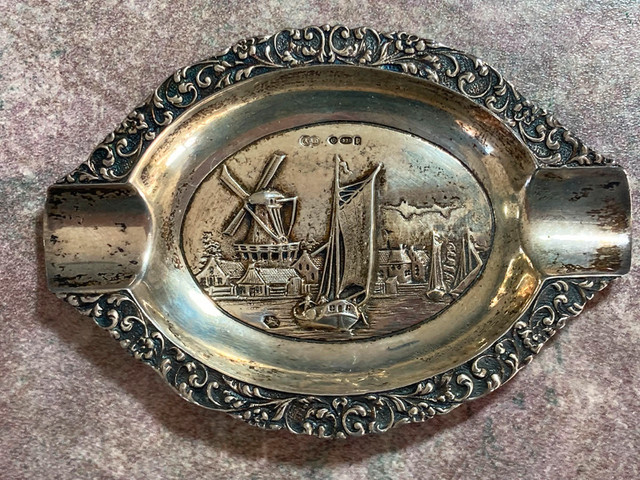 STERLING SILVER ASHTRAY - HOLLAND SCENE 1/2 - ONE FROM A PAIR dans Art et objets de collection  à Longueuil/Rive Sud - Image 4