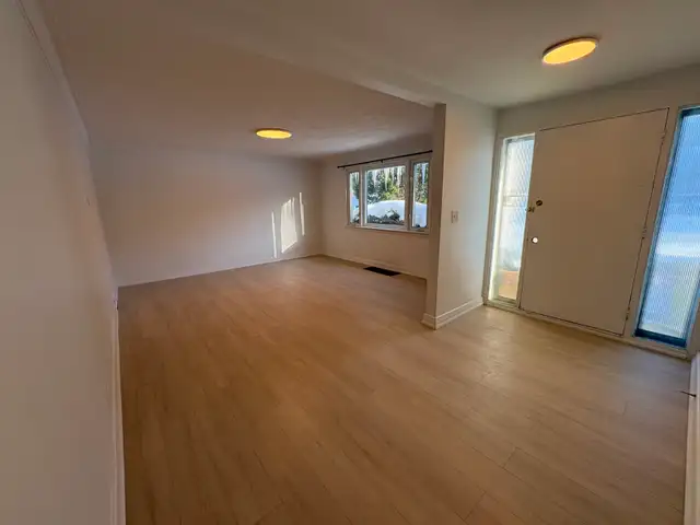XLARGE 4 Bedroom 1.5 Bath Renovated House at Yonge and Steeles in Long Term Rentals in Markham / York Region - Image 12