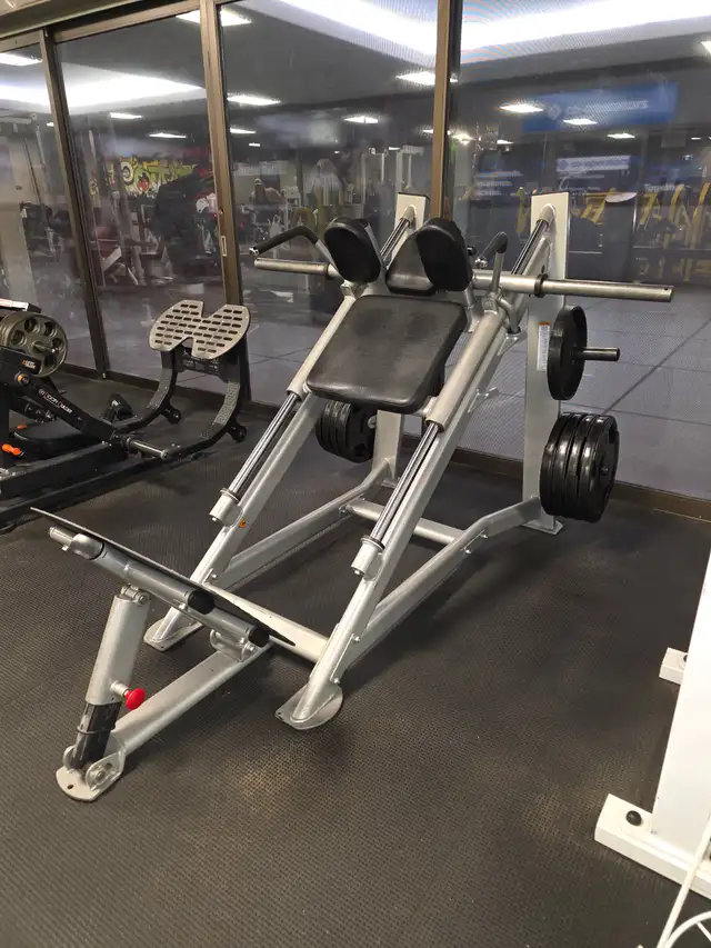 Plate loaded hack squat. Like new condition. in Exercise Equipment in Regina - Image 2