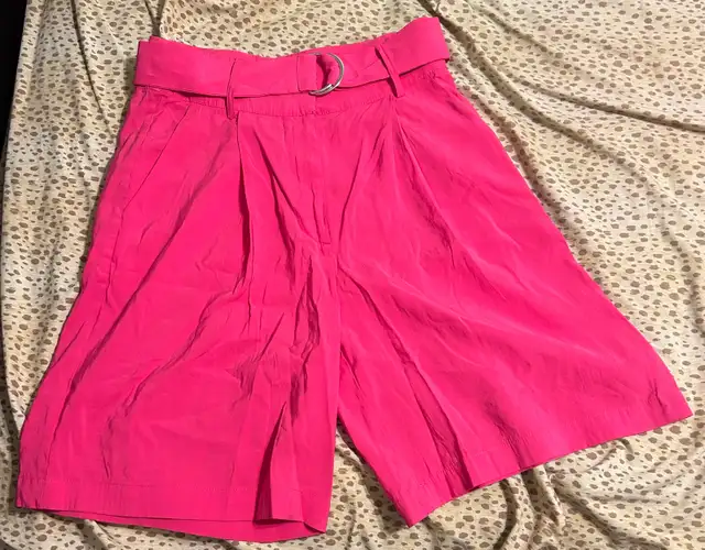 Forever 21 - Women’s Pink Shorts Size Medium  in Women's - Bottoms in Markham / York Region - Image 2