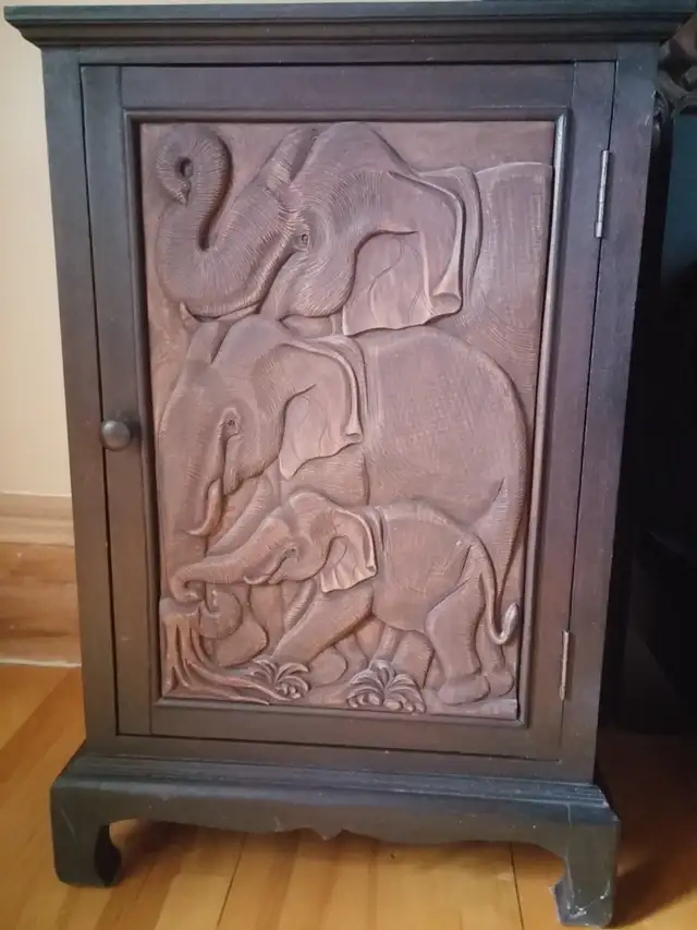 A pair of elephant end tables in Coffee Tables in Ottawa - Image 2