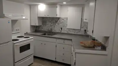 Beautifully renovated and meticulously maintained bachelor apartment located in private townhome in...