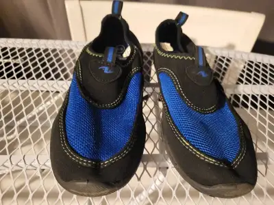 souliers d'eau enfants taille 4.5 états neufs , View more