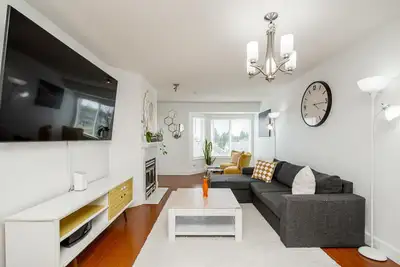 Escape to this bright and spacious top floor one-bedroom condo, situated on the quiet, south-facing...
