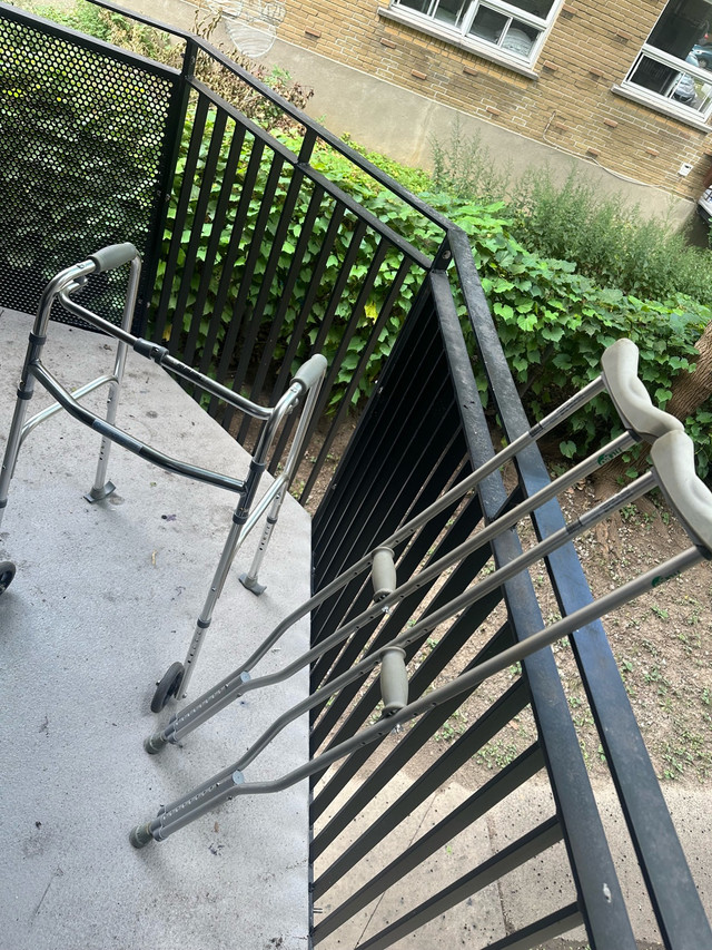 Walker and crutches  dans Santé et besoins spéciaux  à Ville de Montréal