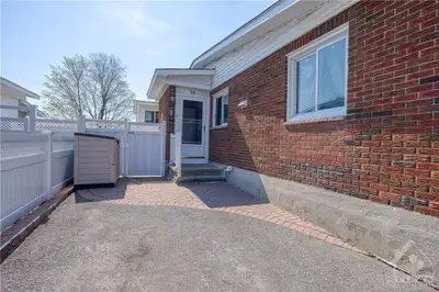 *Must be full time student or coop in Fall semester* Calm female house near Merivale & Meadowlands i...