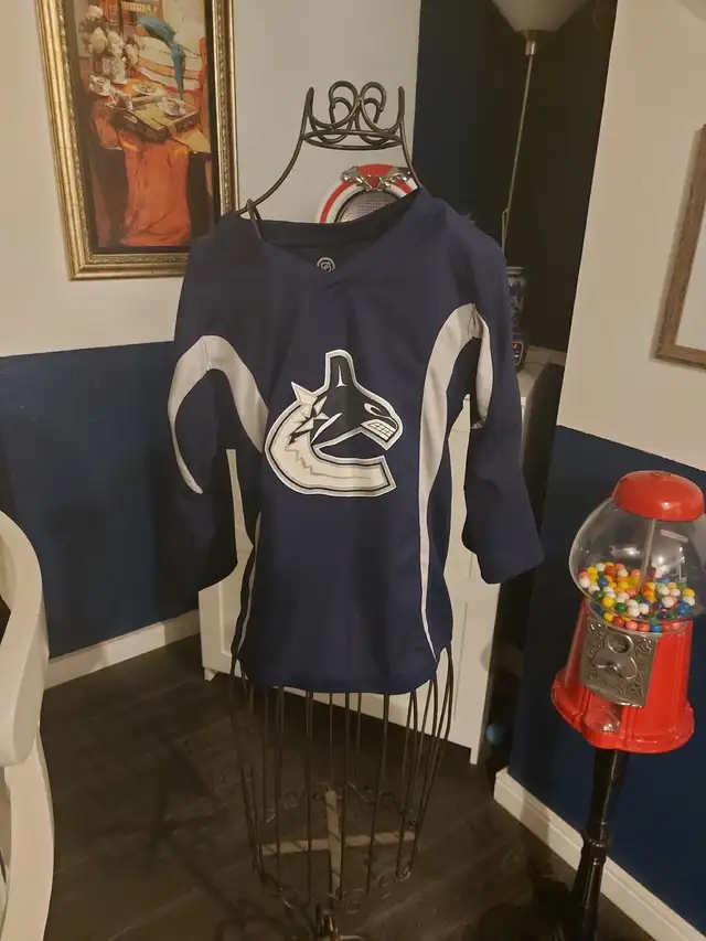 Vancouver Canucks youth jersey medium 