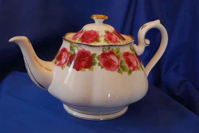 Royal Albert Old English Rose Fine China in Arts & Collectibles in Trenton