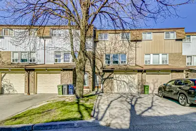 Bright and spacious townhouse in high demanded location close to Seneca College, TTC, Hwy401/404, wi...