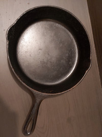 CAST IRON 10.5 IN USA SKILLET flat in perfect condition 