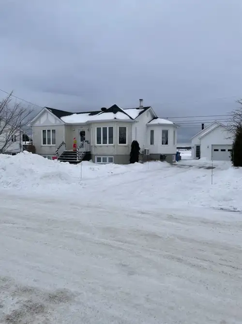 Découvrez cette charmante maison unifamiliale, idéalement située dans un quartier paisible et proche...
