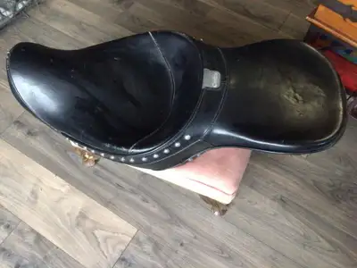 1993-1995 Harley-Davidson Wide Glide FXWG Corbin Studded Lady Seat Saddle $140CAD Has rider backrest...