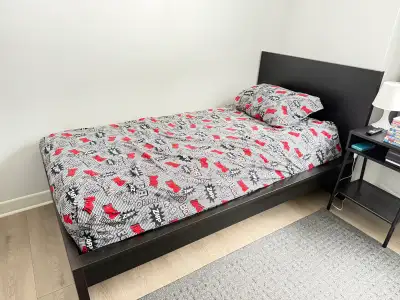 Lit simple en bois  brun foncé en très bon état, View more