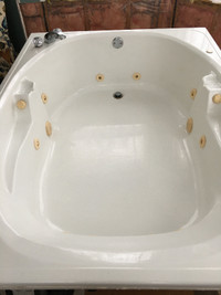 Large whirlpool tub with jets
