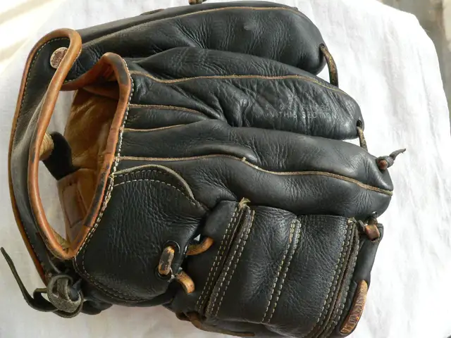 1950s Cooper Weeks Leather 3 Finger Baseball Glove. Groundhog. in Arts & Collectibles in Oakville / Halton Region - Image 6