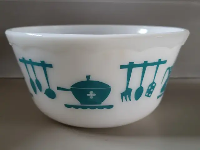 Hazel Atlas Turquoise Milk Glass Mixing Bowl with Rolled Rim in Arts & Collectibles in Oshawa / Durham Region - Image 2