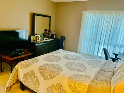 Very clean and spacious room with an attached. bathroom perfect for a Trent university student avail...