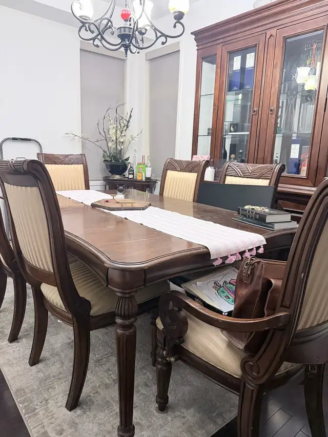 Traditional Wood Dining Table with 6 Chairs in Dining Tables & Sets in Oshawa / Durham Region - Image 5