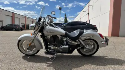 Classic Cruiser Style with Honda Reliability. A proven favorite in the cruiser world, this 2008 Hond...