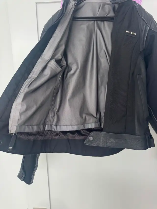 Women's Rev'It motorcycle jacket size 40, leather  with armour in Women's - Tops & Outerwear in City of Toronto - Image 4