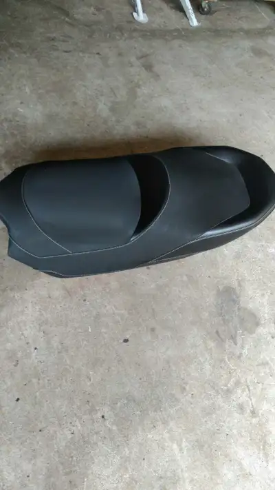 Skidoo 2 up seat, fits XS and XM chassis, no rips, in very good condition, verify part numbers