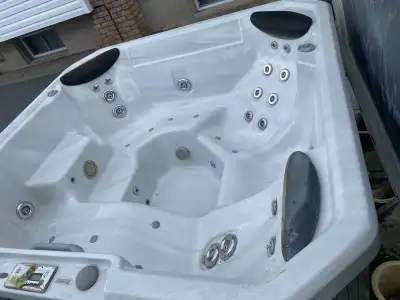 FREE hot tub Just give me a days notice and Come and pick it up Jet pump needs repair or replacement...