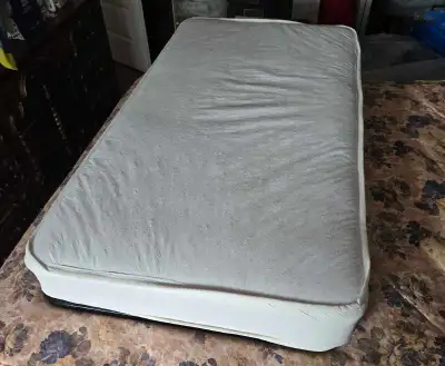 Matelas bassinette / Lit d'appoint et support en méta, View more