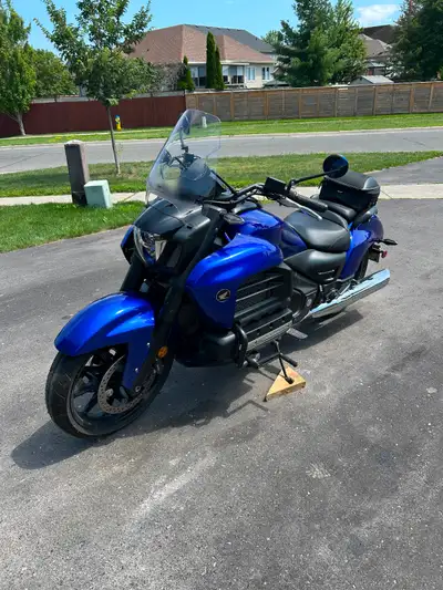 This bike is mint, feels and drives like brand new! Smooth and fast, they call it the Gold Wing Hot...