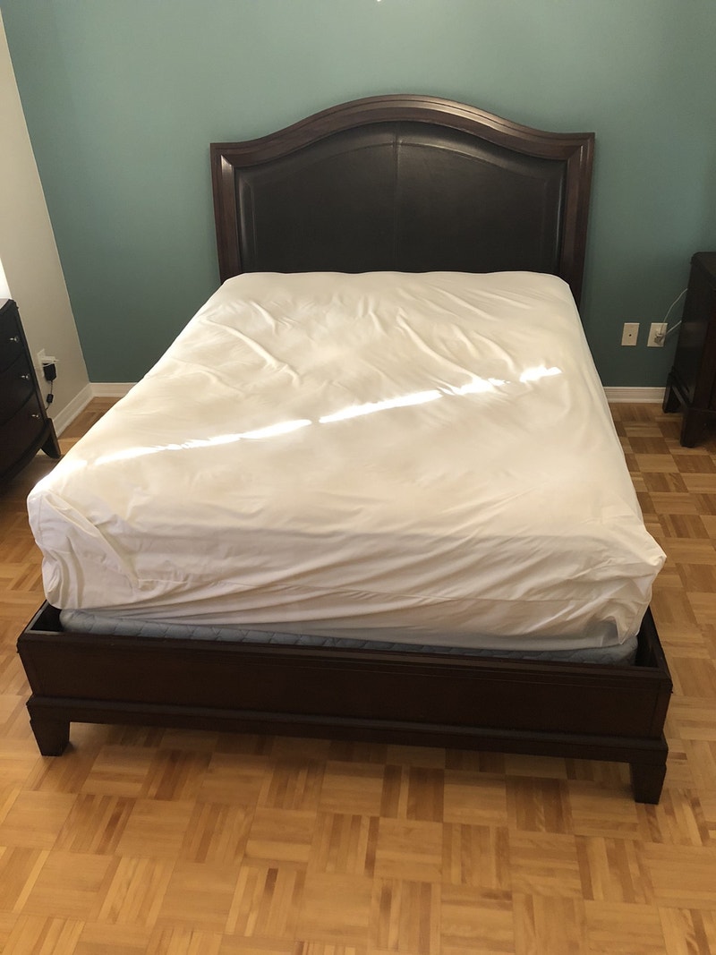 Lit queen en bois brun acajou avec tête de lit en simili cuir Lits et