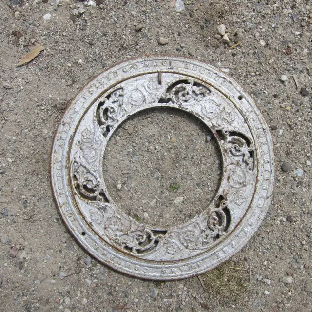Nice Set of 1897 Cast Iron Ceiling Grates Vents in Other in Ottawa - Image 6