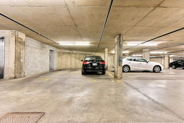Parking Spot (indoor) - Rent dans Entreposage et stationnement à louer  à Ville de Montréal