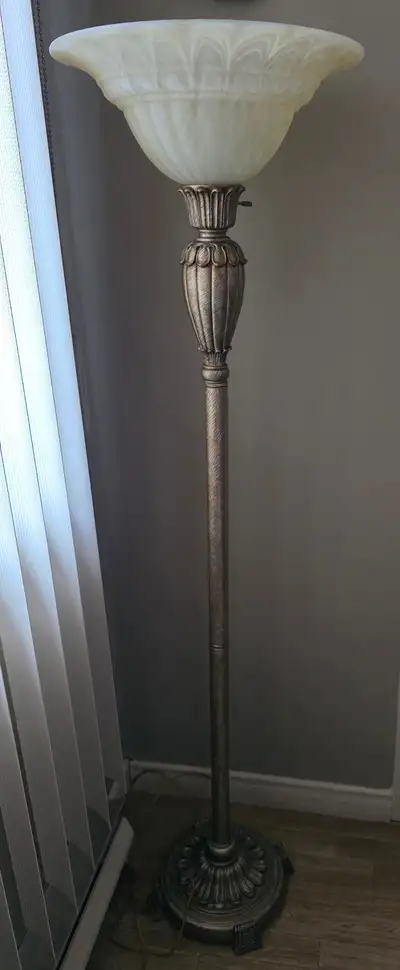 Lampe sur pied de style antique, View more