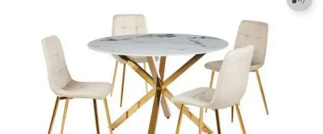 Dining Table and four chairs  in Dining Tables & Sets in Hamilton - Image 2