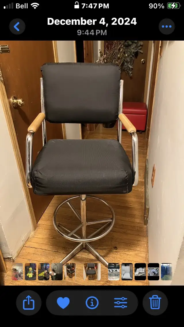 Swivel bar stool very comfortable in Chairs & Recliners in Markham / York Region - Image 3