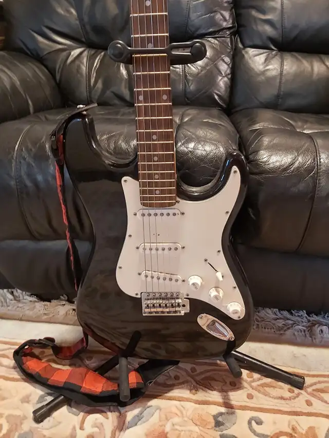 Nova 6-String Electric Guitar w/ Black New Carring Bag + Stand in Guitars in Peterborough - Image 4