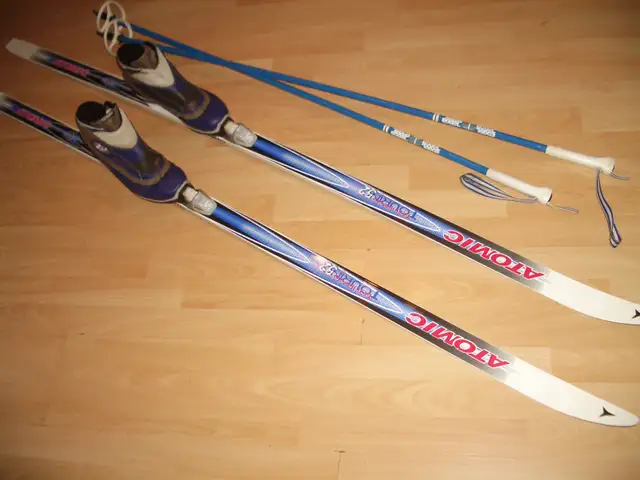 KIT ski de fond  ATOMIC  _ 185 cm + bottes 7-8 US + poles in Ski in City of Montréal - Image 4
