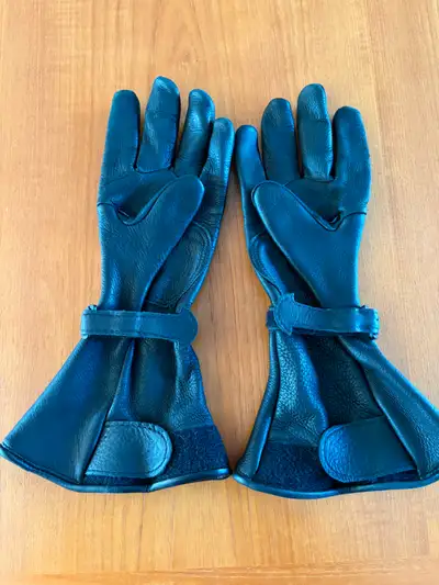 Selling a near new pair of Lee Parks Design DeerSports Gloves, Size Medium (9.5). Elk and Deer Skin...