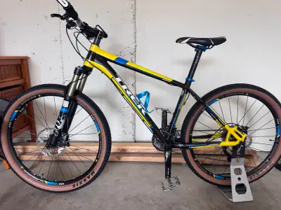 Trek Elite 8.9 Mountain Bike, View more
