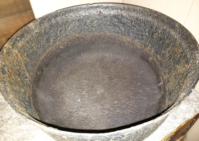 Large cast iron cauldron 23" x 10" in Arts & Collectibles in Cornwall - Image 2