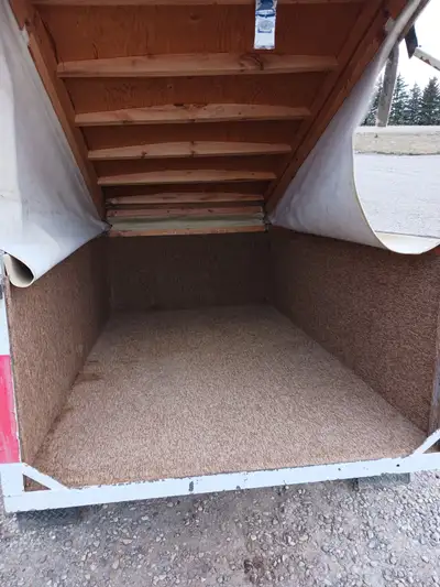 Box dimensions are 7' long; 2' height; & 4' wide.