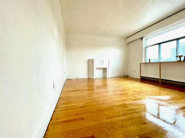 One rooms in a shared 6 ½ unit near Metros available now — photo 1