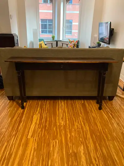 English follows. 158 cm de long, 29 cm de profondeur, 80,5 cm de haut Cette table d'appoint est du p...