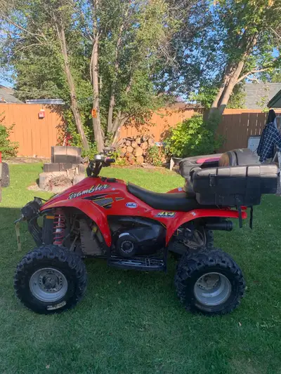 This 1999 Polaris Scrambler 500 is a reliable and powerful all-terrain vehicle, featuring a 500cc en...